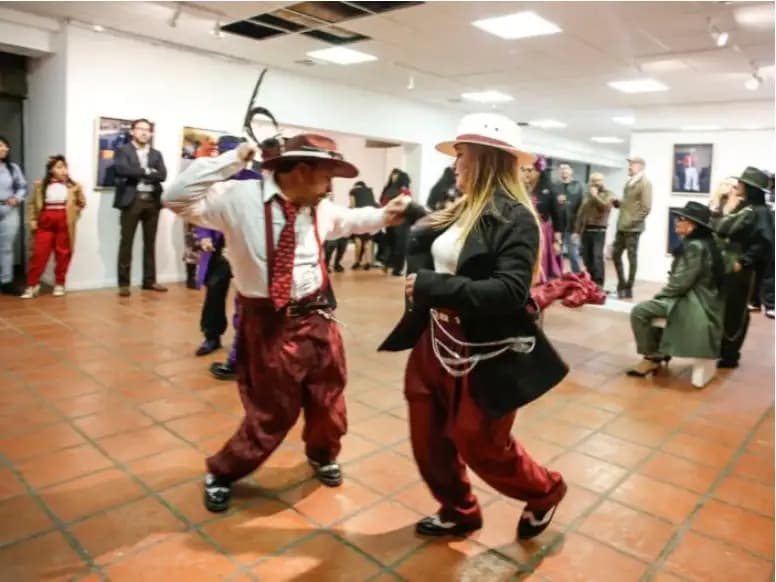 Cultura pachuco resplandece en exposición juarense