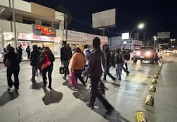 Juárez enfrenta largas esperas en transporte público