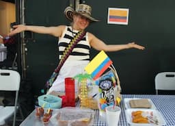 Mujeres migrantes exhiben gastronomía en bazar cultural