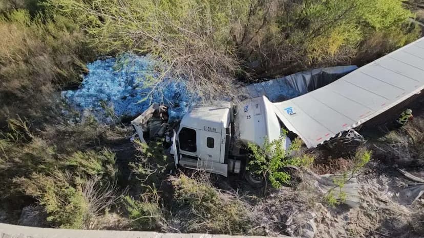Cae tráiler al Río Chuviscar en Libramiento Oriente