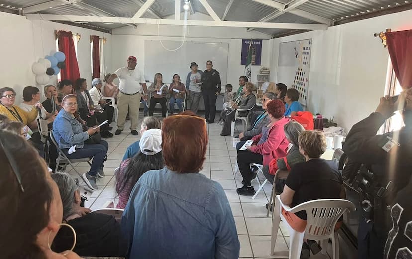 Orientan a adultos mayores contra extorsión telefónica en Juárez