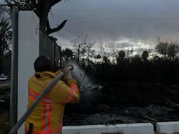 Controlan incendio de tule en lago Colina