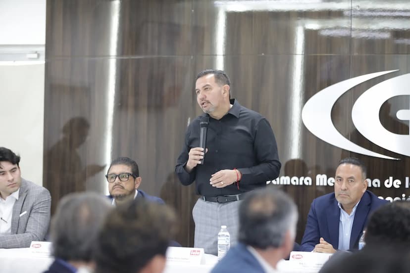 Presenta Cruz Pérez Cuéllar a la CMIC proyecto de distribuidor vial