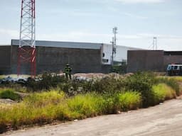 Incendio destruye camiones y pipa en Delicias