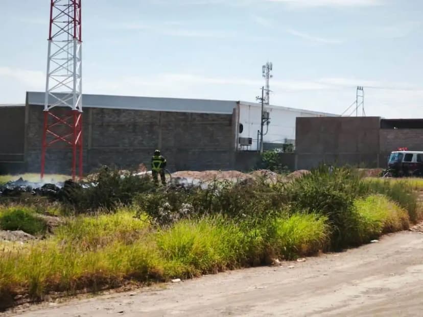 Incendio destruye camiones y pipa en Delicias