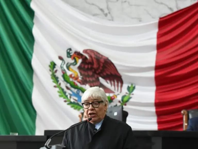 Reconocen a escultor Sebastián con presea estatal