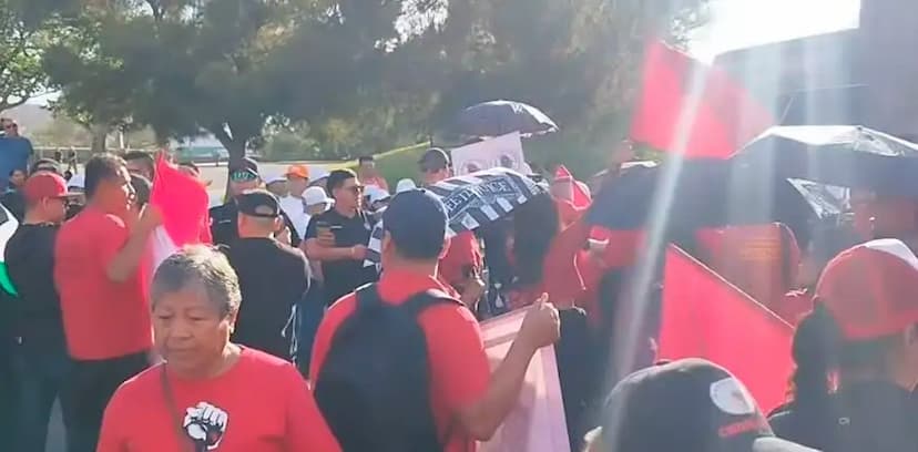 Enfrentan docentes tensiones en desfile de Juárez