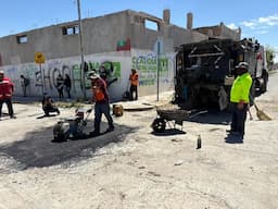 Supervisa Cruz Pérez Cuéllar labores de bacheo en Ciudad Juárez