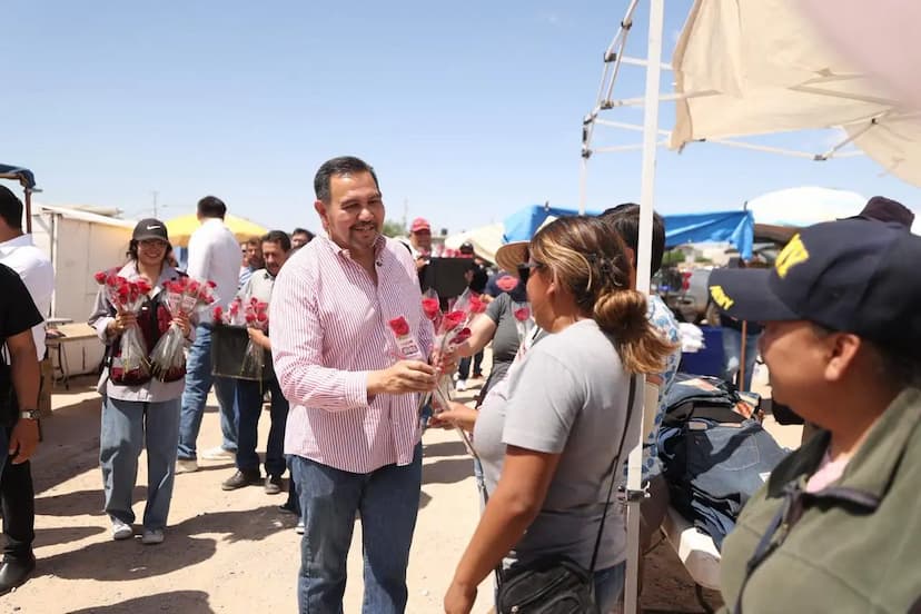 Entrega alcalde obsequio a las madres comerciantes del mercado “San Pancho”