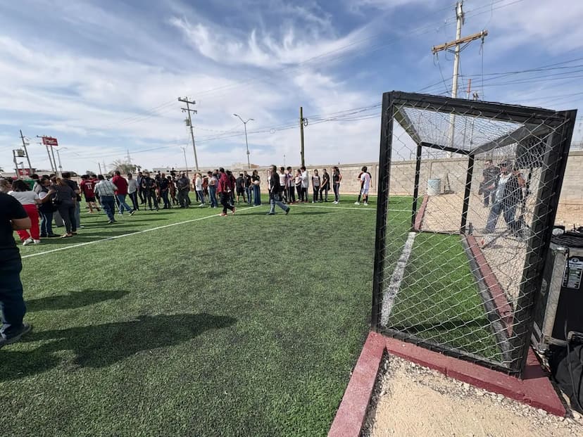 Entrega Cruz Pérez Cuéllar cancha de futbol en secundaria #22