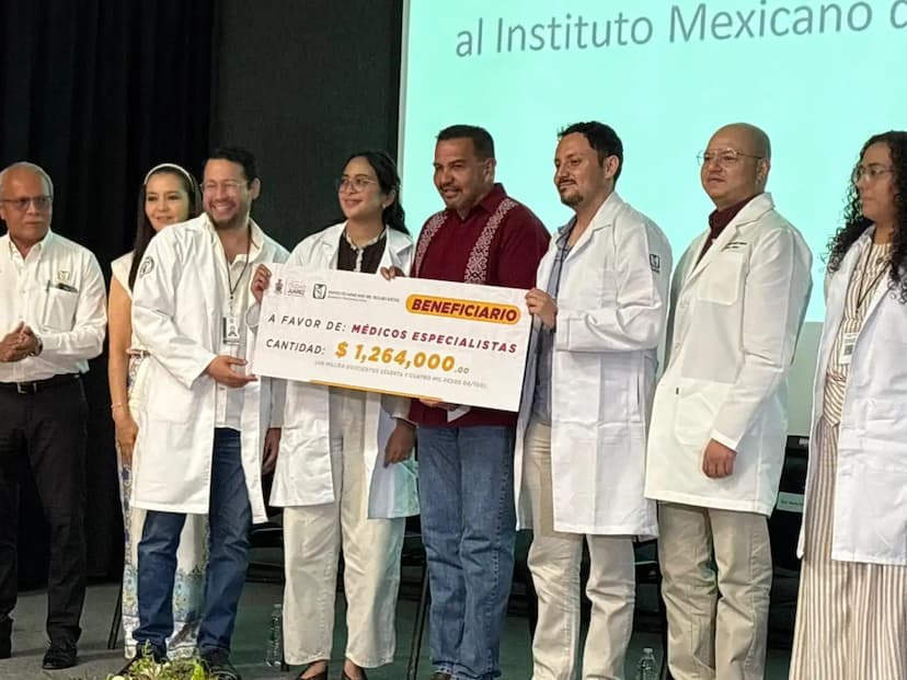 Recibe Cruz Pérez Cuéllar a nuevos especialistas del IMSS en Juárez