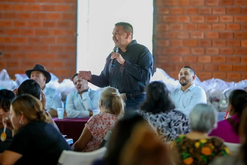 Celebra Cruz Pérez Cuéllar a las mamás durante recorrido estatal