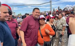 Reciben con porras y fotografías a Cruz Pérez Cuéllar en evento de Sheinbaum en Juárez
