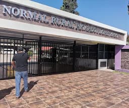 Protestan estudiantes por becas en Chihuahua