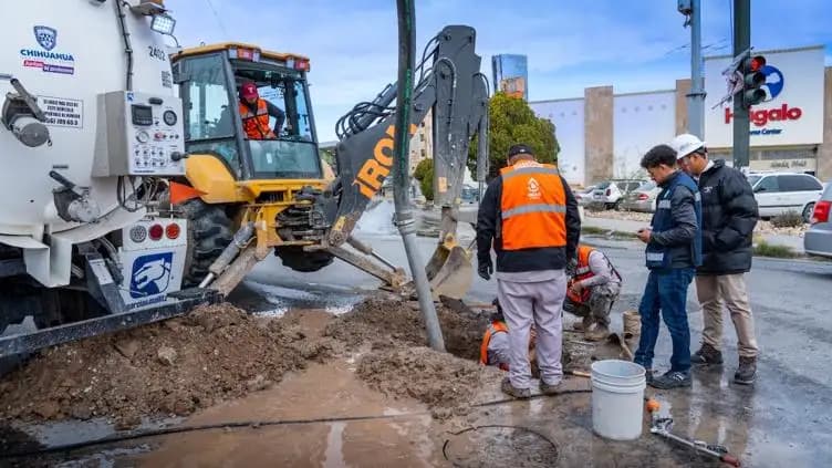 Vecinos exigen reparar fuga de agua en Chihuahua