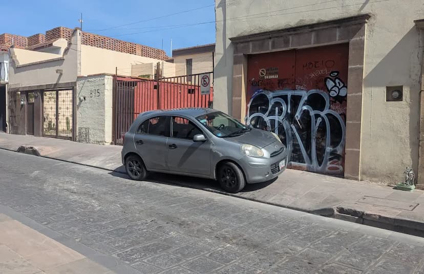 Conductores invaden banquetas en Chihuahua