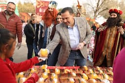 Comparten Cruz Pérez Cuéllar y su esposa megarosca de Reyes Magos en el parque DIF