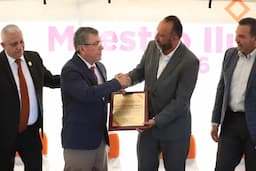 Alcalde Héctor Ortiz rinde homenaje a Javier González Mocken en la Rotonda de Maestros Ilustres