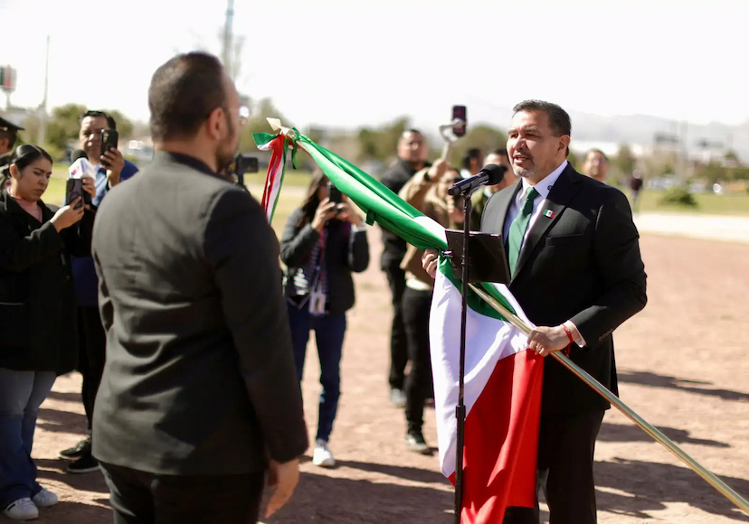 Conmemoran Día de la Bandera con incineración y abanderamiento de escuelas