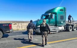Auxilian a trailero varado en carretera Ahumada-Juárez