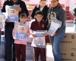 Distribuyen paquetes escolares en Saucillo