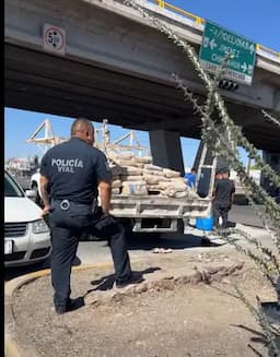 Derrama camión costales de cemento en Delicias