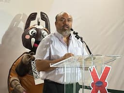 Lanzan campaña escolar con botargas para prevenir riesgos por garrapatas y abejas en Juárez