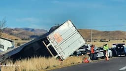 Vuelca tráiler en carretera a Juárez sin lesionados