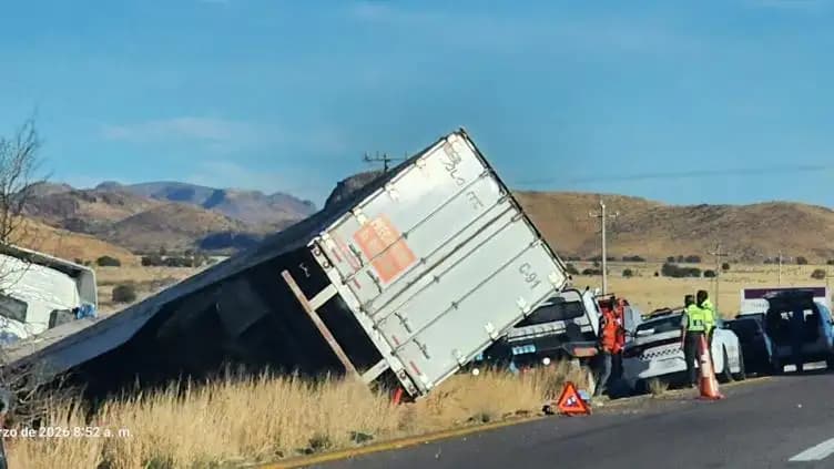 Vuelca tráiler en carretera a Juárez sin lesionados