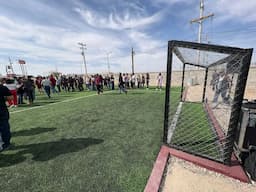 Entrega Cruz Pérez Cuéllar cancha de futbol en secundaria #22